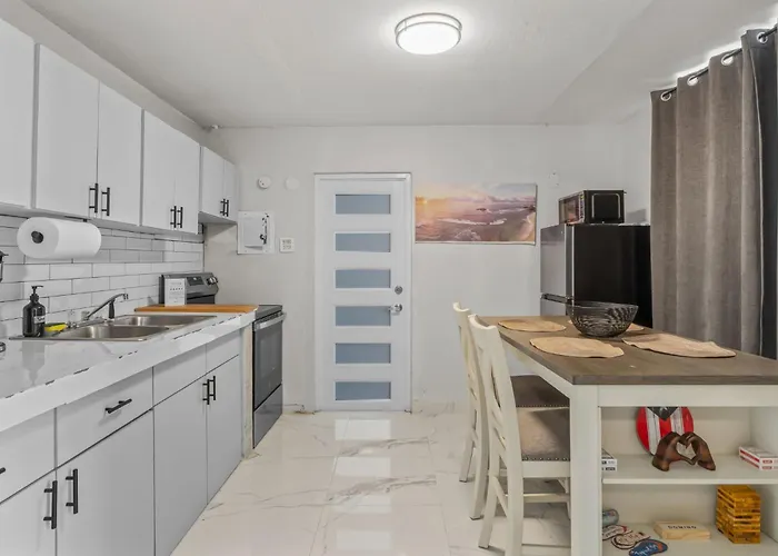 Family-Friendly Home For 5 Near Airport & Beaches
